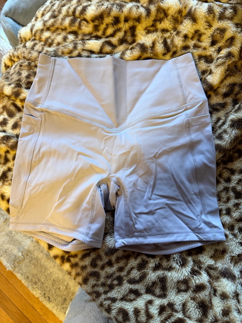 HALARA V-Waist High-Rise Bike Shorts in Light Gray